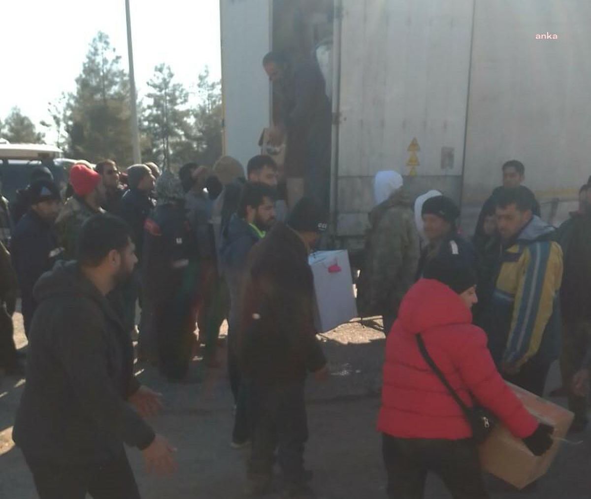 İzmit Belediyesi\'nin Yardım Tırları Kahramanmaraş Türkoğlu\'na Ulaştı