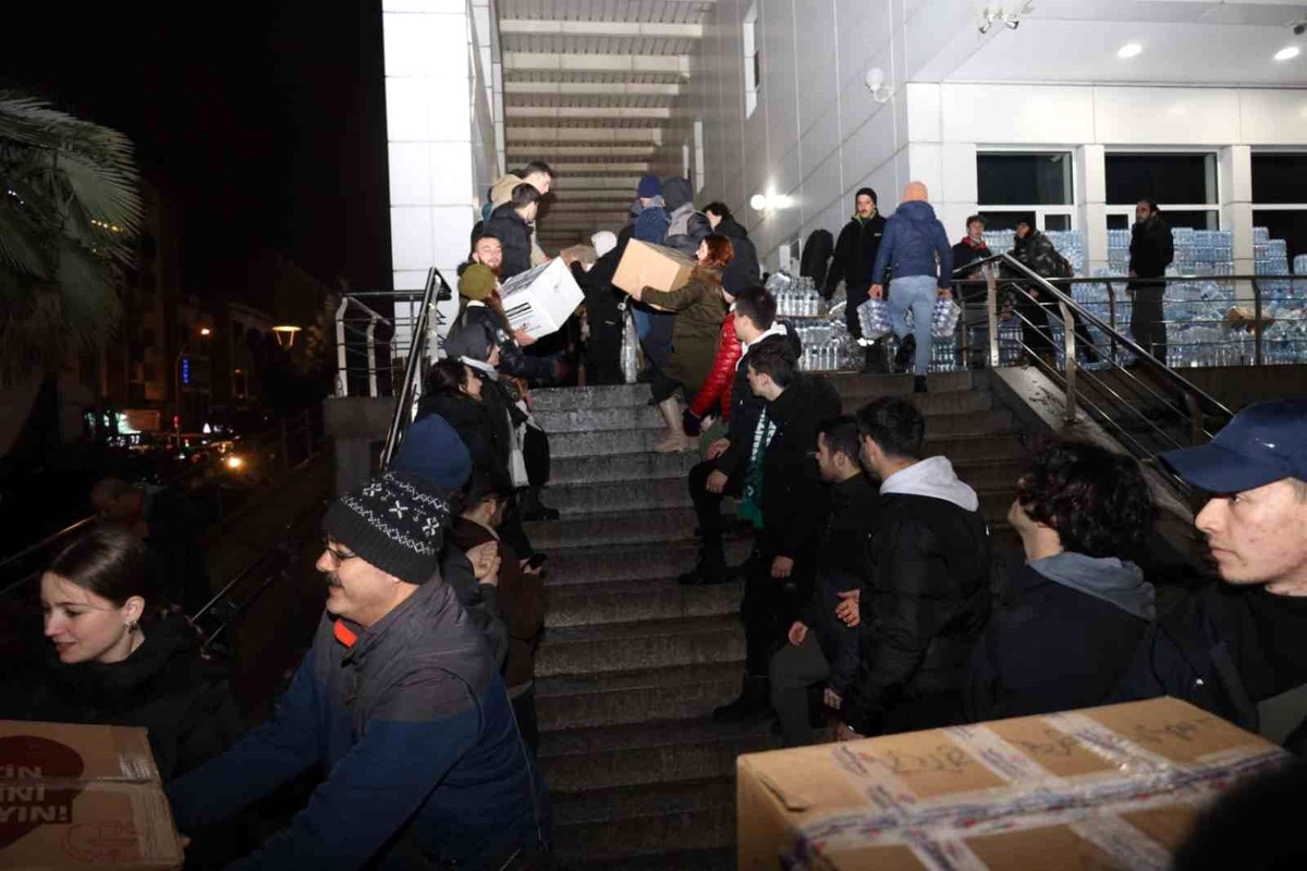 İzmit\'ten yola çıkan 17\'nci yardım tırı bölgeye uğurlandı