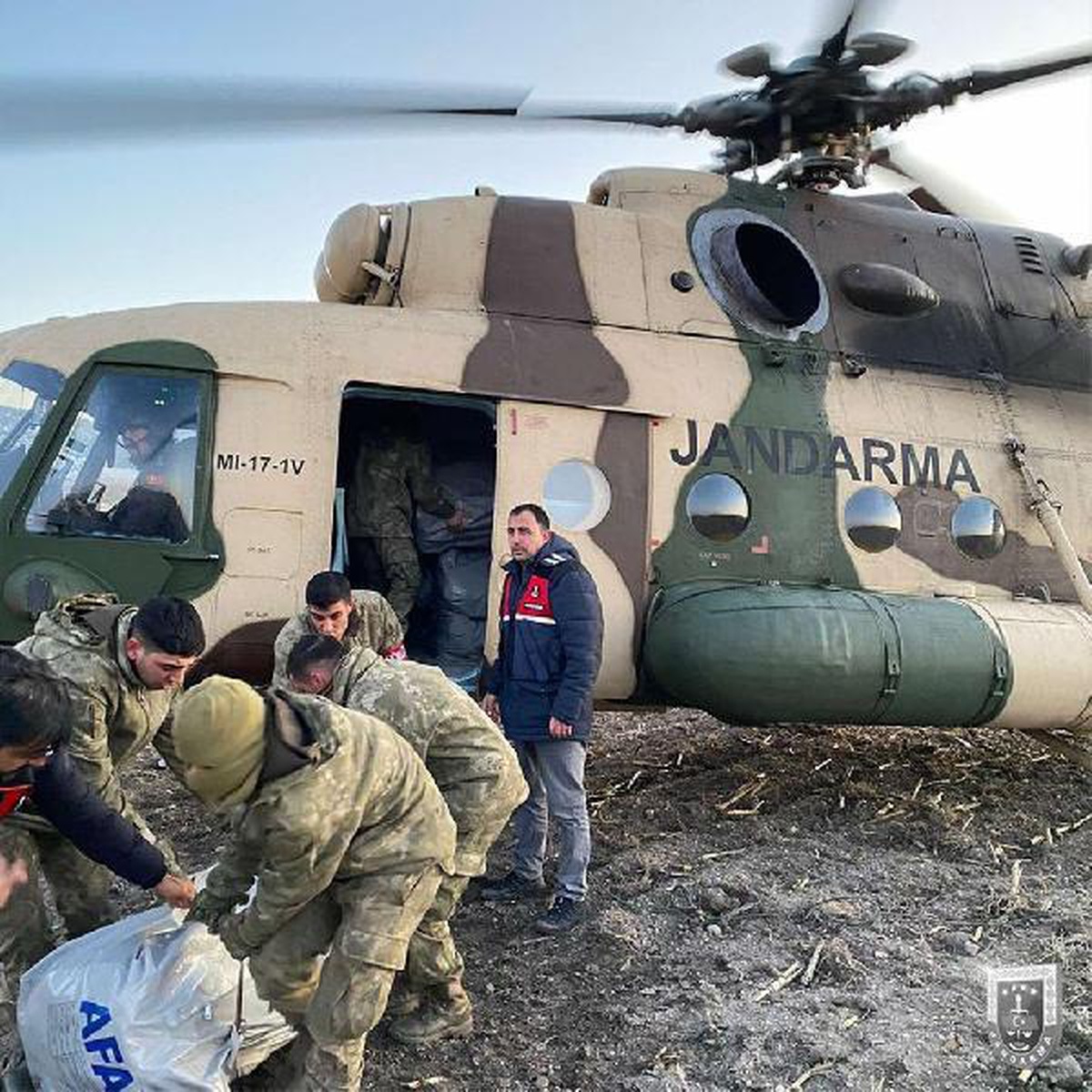 Jandarma, depremde hastanelere hava yolu ile 240 yaralı taşıdı