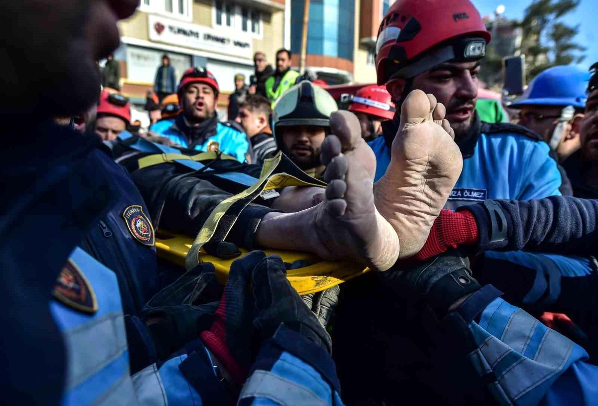 Kahramanmaraş\'ta 3 kişi depremin 84\'üncü saatinde enkazdan sağ çıkartıldı