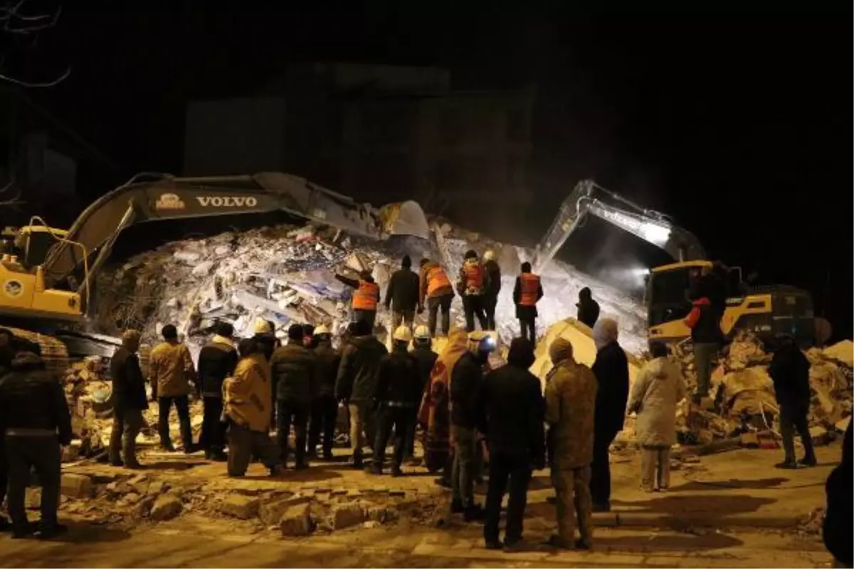 Kahramanmaraş\'ta depremzedeler, geceyi ateş başında ve çadırda geçirdi