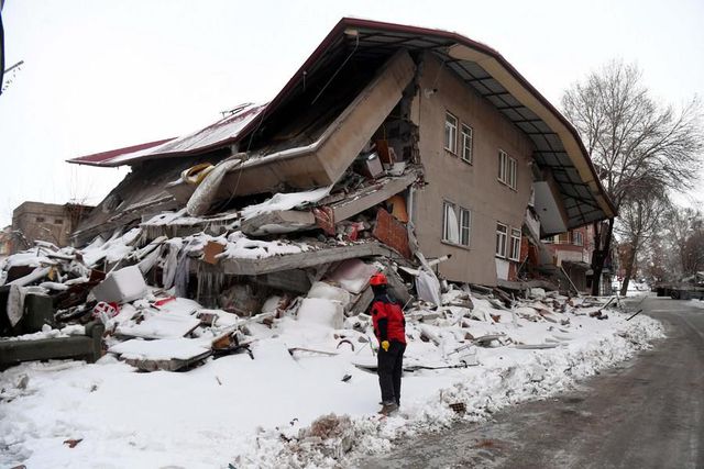 Kahramanmaraş'ta Enkaz Altındakiler İçin Endişeli Bekleyiş Sürüyor Kahramanmaraş'ta Enkaz Altındakiler İçin Endişeli Bekleyiş Sürüyor