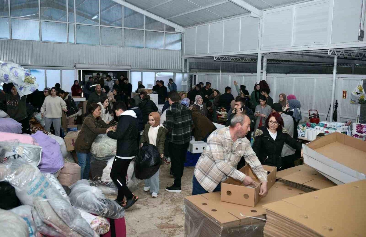 Kepez\'den deprem bölgesine her saat başı 1 tırlık yardım