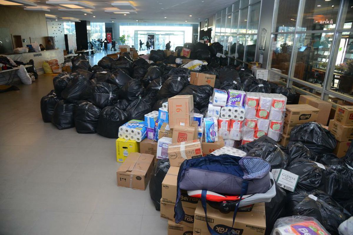 Kırşehir Belediyesi\'nin Depremzedeler İçin Başlattığı Yardım Kampanyası Devam Ediyor