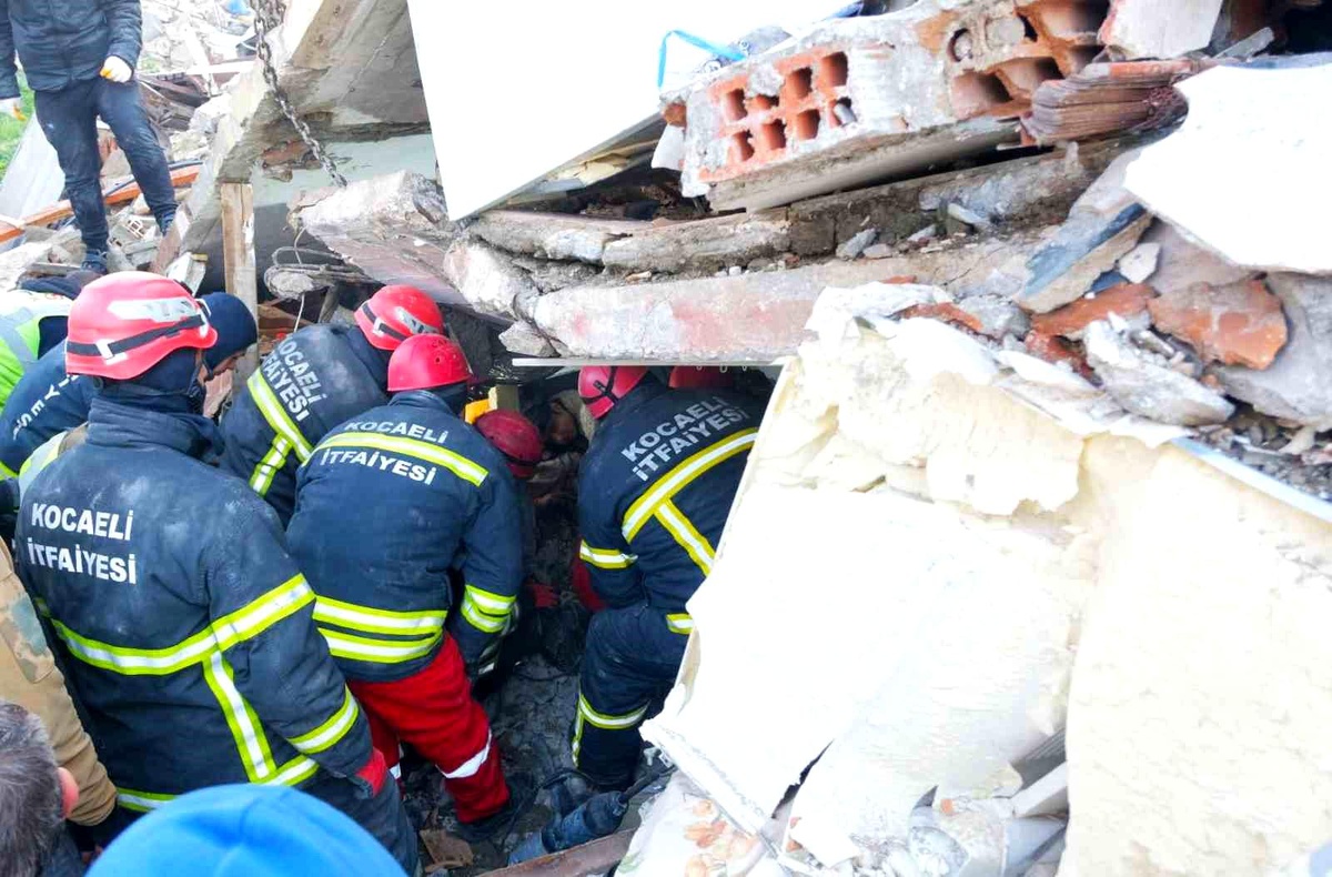 Kocaeli\'den afet bölgelerine giden ekip 54 kişiyi enkazdan sağ kurtardı