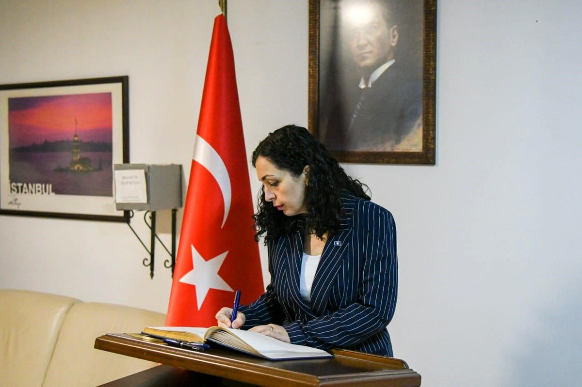 Kosova Cumhurbaşkanı Osmani ve Kosova Başbakanı Kurti Priştine Büyükelçiliğinde taziye defterini imzaladı