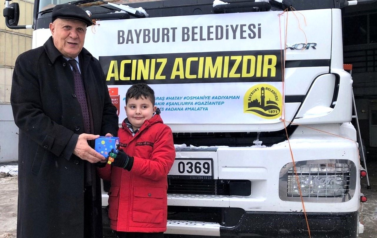 Kumbarasında biriktirdiği parayı deprem bölgesine gönderen Bayburtlu minik Ömer: "Çocuklar üşüyor çok üzülüyorum"