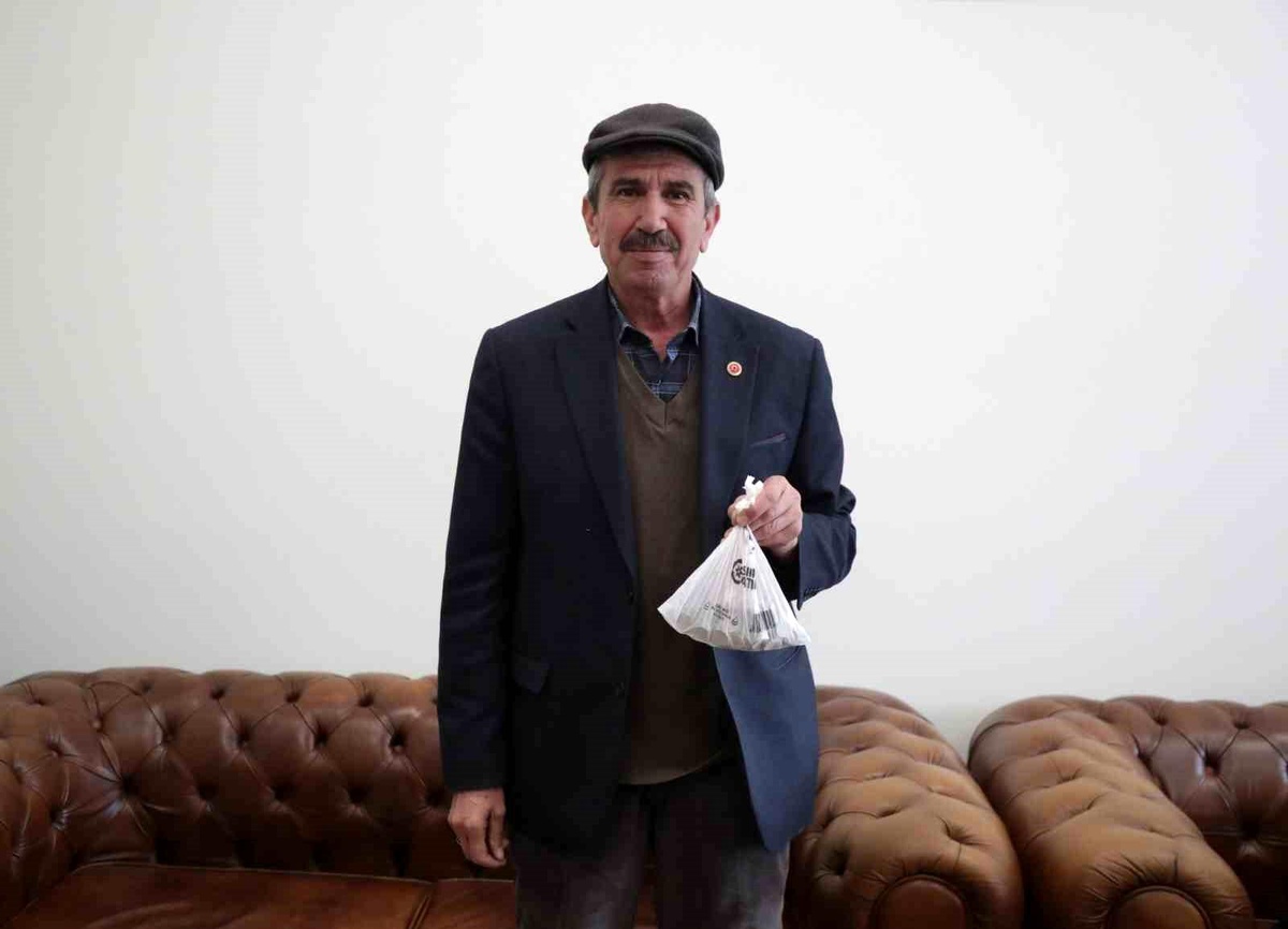 Kütahyalı 11 yaşındaki çocuk depremzedelere kumbarasını bağışladı