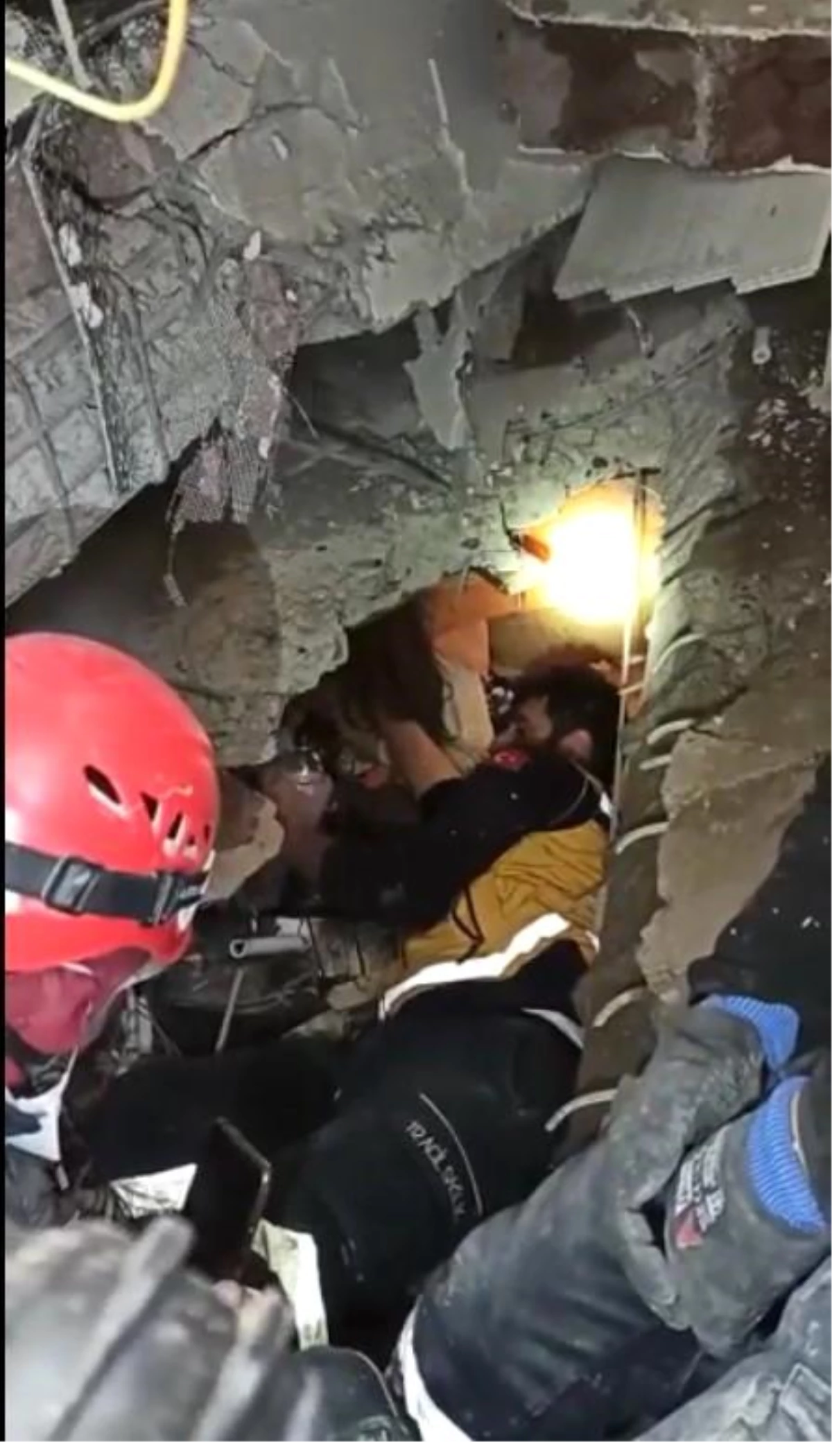 Madenciler, 7 saatte enkaz altında ulaştıkları kız çocuğuna elleriyle su içirdi
