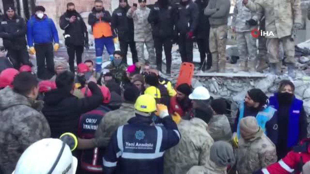 Malatya'da 15 yaşındaki çocuk 85 saat sonra enkazdan sağ çıkarıldı