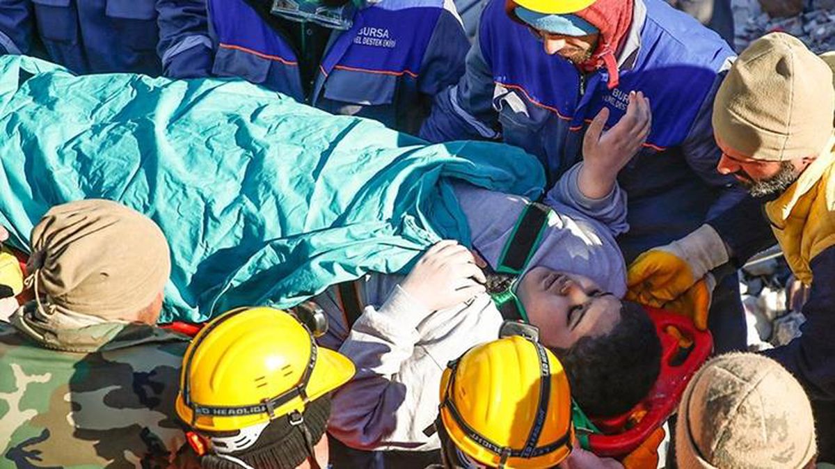 Malatya'da 2 kardeş kedileriyle birlikte 82 saat sonra kurtarıldı! Enkazdan çıkan kedi inşaatın dışına kaçtı