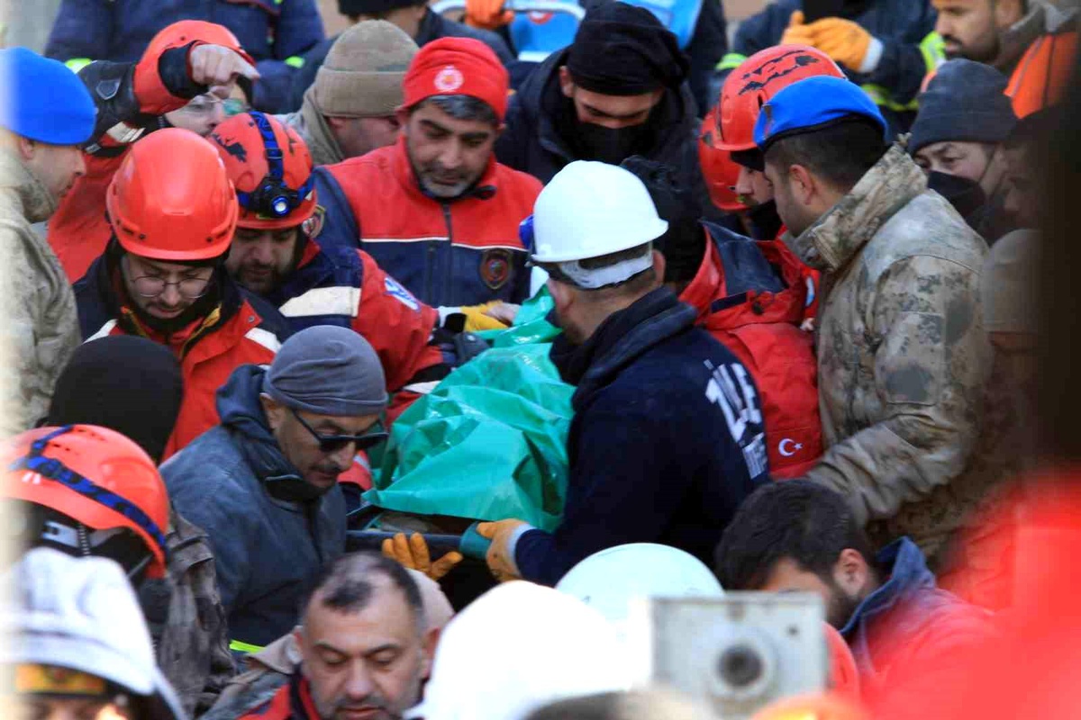 Malatya\'da 81 saat sonra 72 yaşındaki depremzede enkazdan sağ kurtarıldı