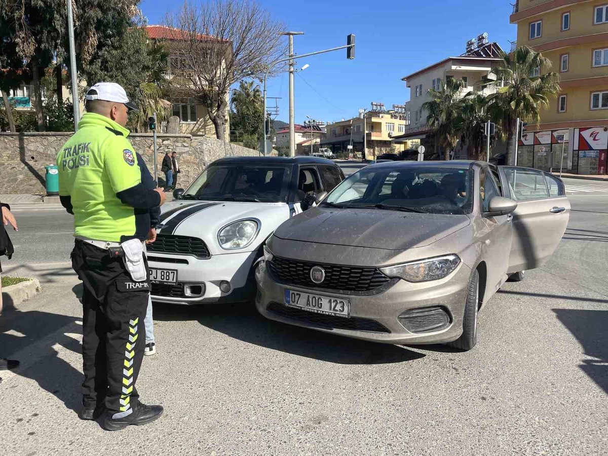 Malatya\'dan Alanya\'ya giden depremzede kaza yaptı