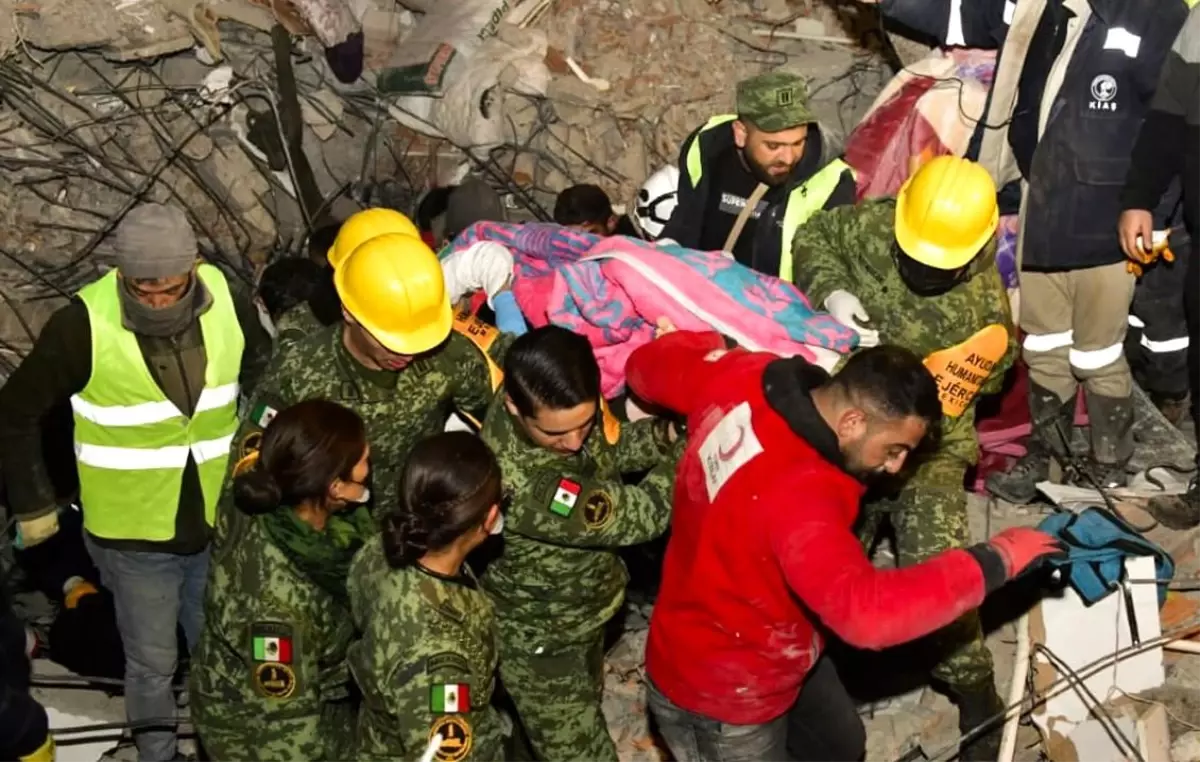Meksikalı ekipler 1 kişiyi enkazdan canlı çıkardı