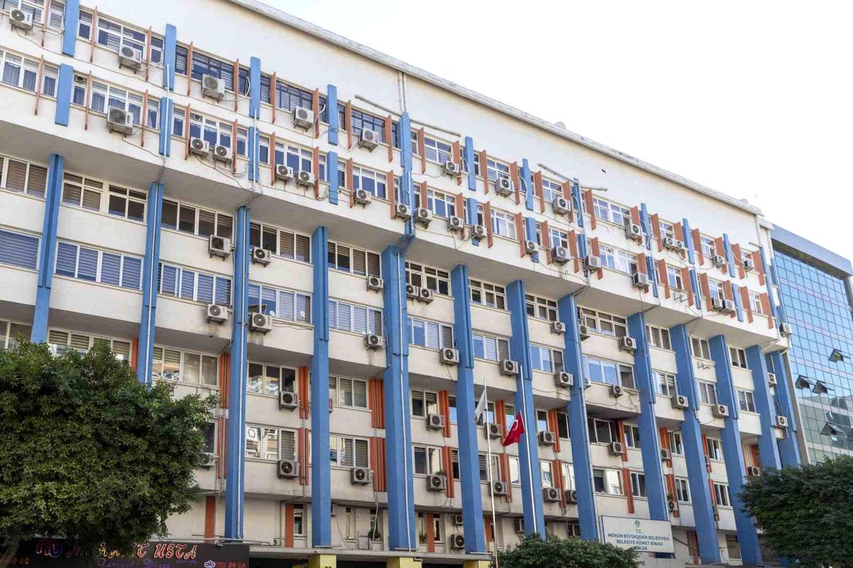 Mersin Büyükşehir Belediyesi, depremde hasar alan Kırmızı Lacivert İş Merkezini boşaltıyor