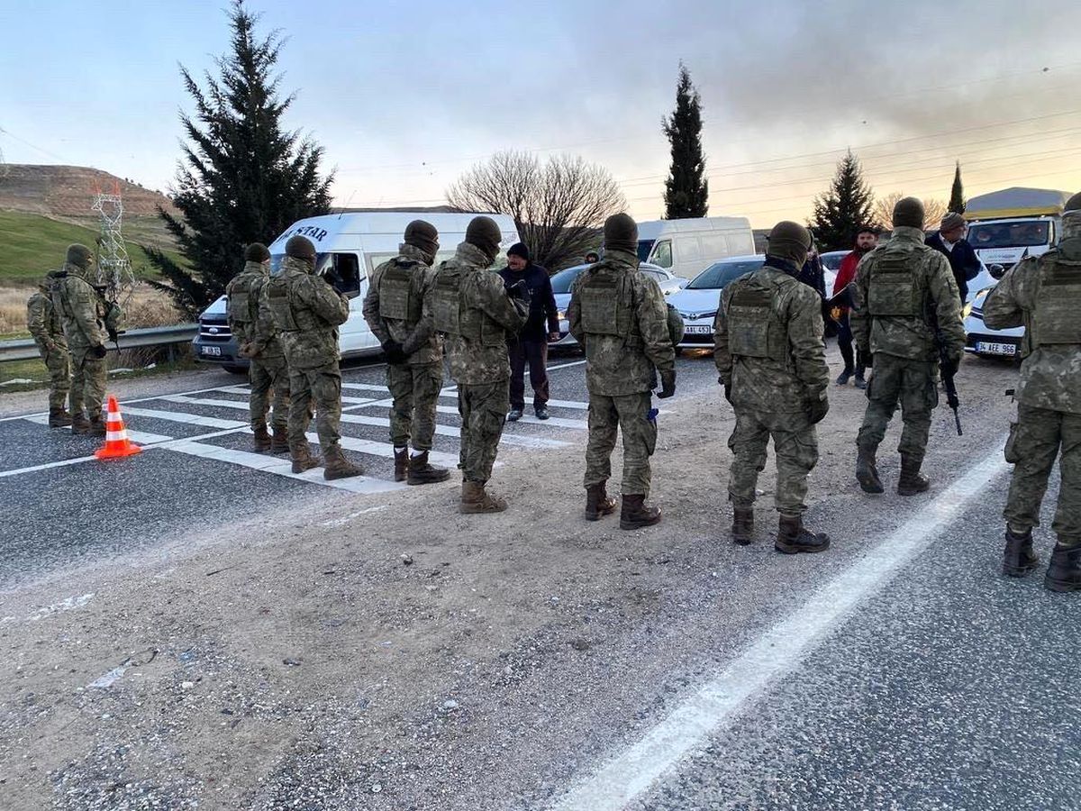 MSB: "10\'uncu Komando Tugayımız Adıyaman\'da araçların emniyetli geçişlerini sağlamaya devam ediyor."