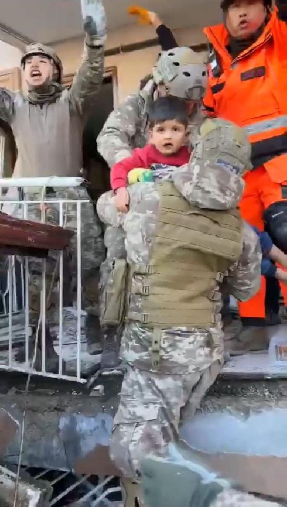 MSB: Hatay\'da 3\'ü çocuk 5 kişilik aile sağ kurtarıldı