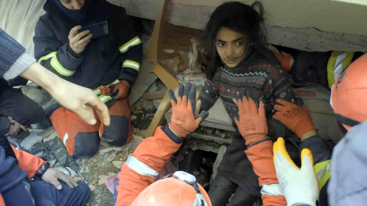 Nefesler tutuldu, Fatma 84 saat sonra enkazdan kurtarıldı: "Fatma, çak bir beşlik"