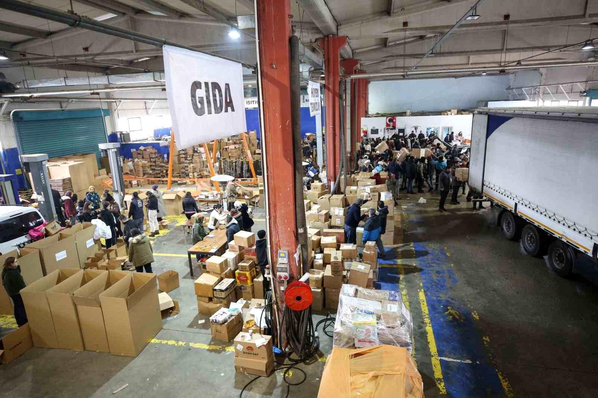 Nilüfer\'den deprem bölgesine 150 tır gitti