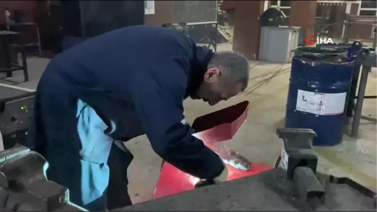 Okullarda depremzedeler için sokak sobaları üretiliyor