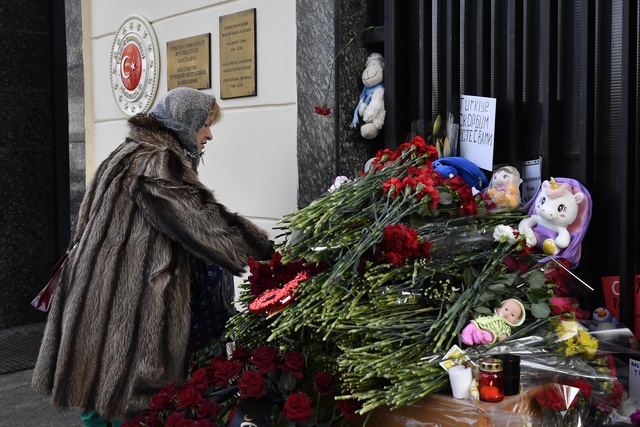 Rusya'da Halk Moskova'daki Türk Büyükelçiliği'ne Çiçek Bıraktı