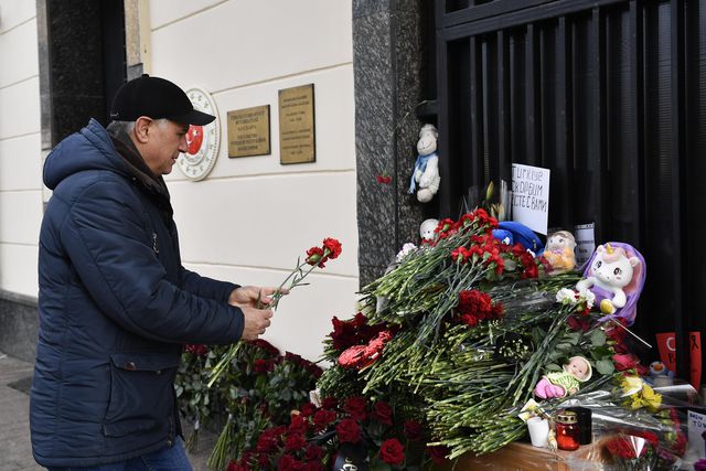 Rusya'da Halk Moskova'daki Türk Büyükelçiliği'ne Çiçek Bıraktı