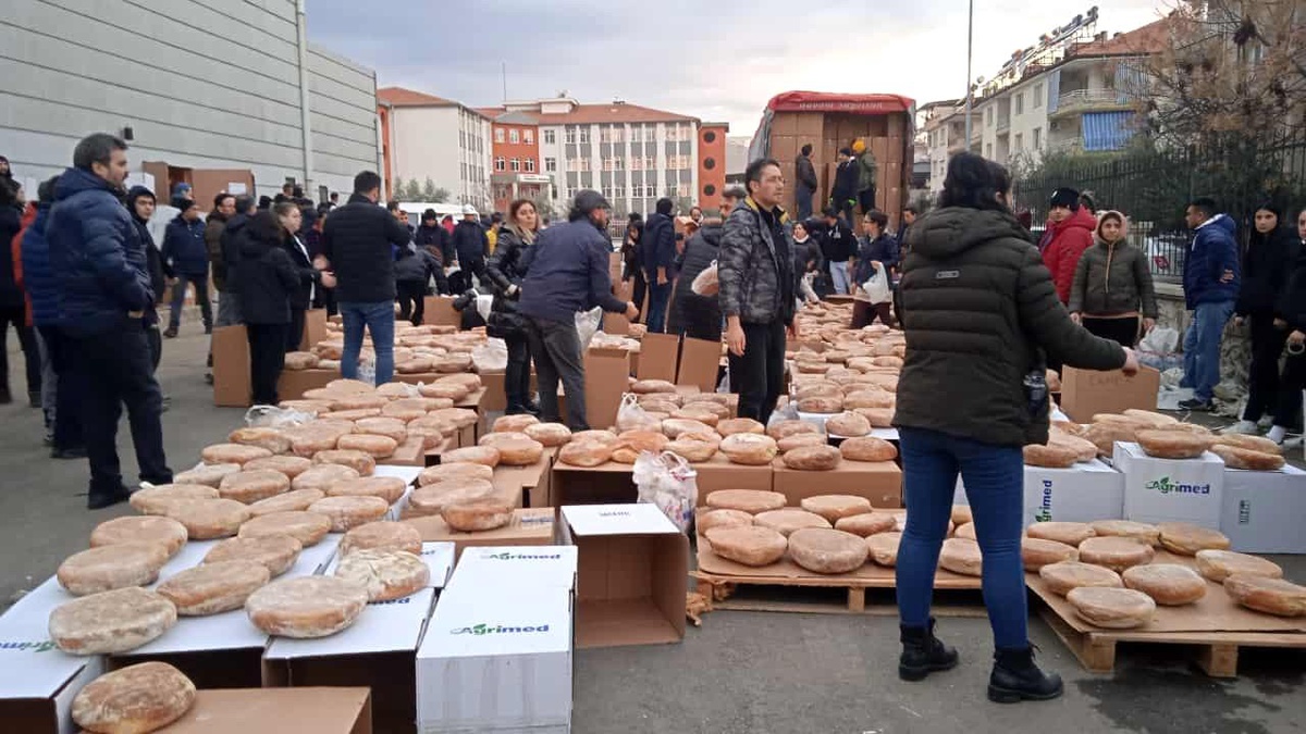 Salihli\'den deprem bölgesine on binlerce ekmek gönderildi