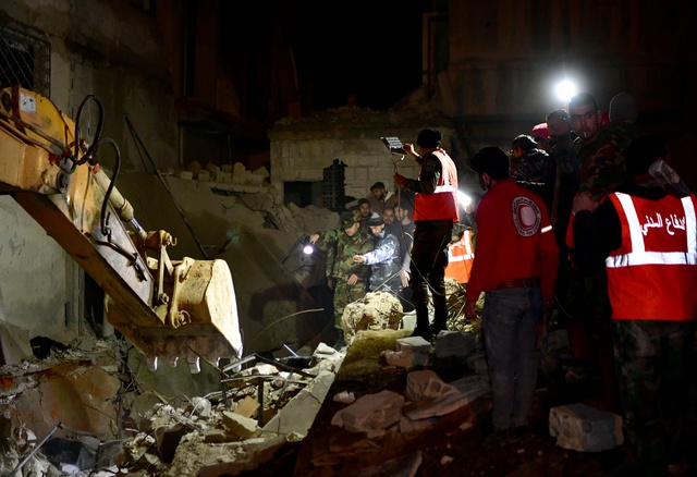 Şam'da Çarşamba Gecesi Yaşanan Deprem Sonrası 4 Katlı Bina Çöktü Şam'da Çarşamba Gecesi Yaşanan Deprem Sonrası 4 Katlı Bina Çöktü