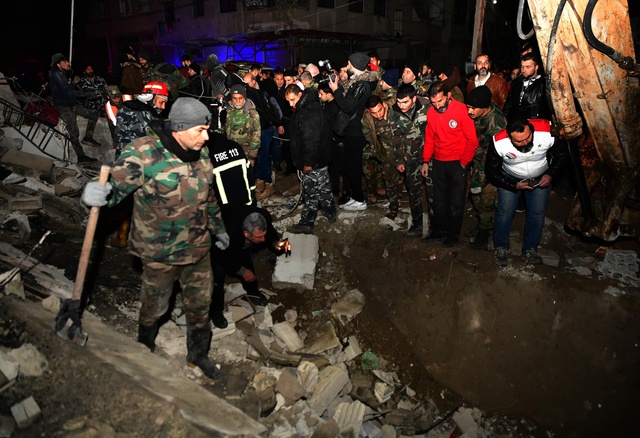 Şam'da Çarşamba Gecesi Yaşanan Deprem Sonrası 4 Katlı Bina Çöktü Şam'da Çarşamba Gecesi Yaşanan Deprem Sonrası 4 Katlı Bina Çöktü