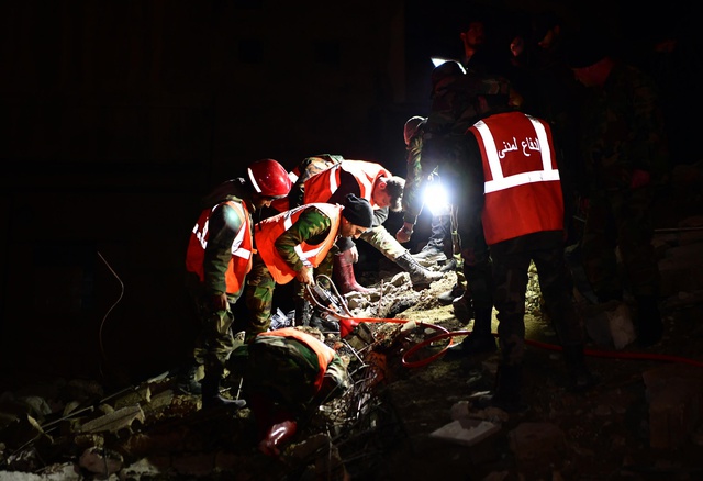 Şam'da Çarşamba Gecesi Yaşanan Deprem Sonrası 4 Katlı Bina Çöktü Şam'da Çarşamba Gecesi Yaşanan Deprem Sonrası 4 Katlı Bina Çöktü