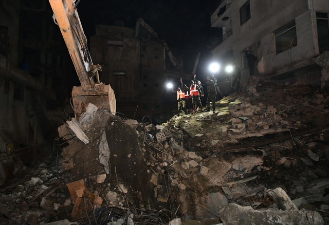 Şam'da Çarşamba Gecesi Yaşanan Deprem Sonrası 4 Katlı Bina Çöktü Şam'da Çarşamba Gecesi Yaşanan Deprem Sonrası 4 Katlı Bina Çöktü