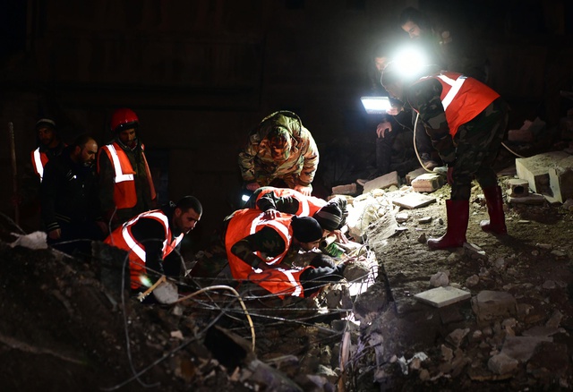 Şam'da Çarşamba Gecesi Yaşanan Deprem Sonrası 4 Katlı Bina Çöktü Şam'da Çarşamba Gecesi Yaşanan Deprem Sonrası 4 Katlı Bina Çöktü