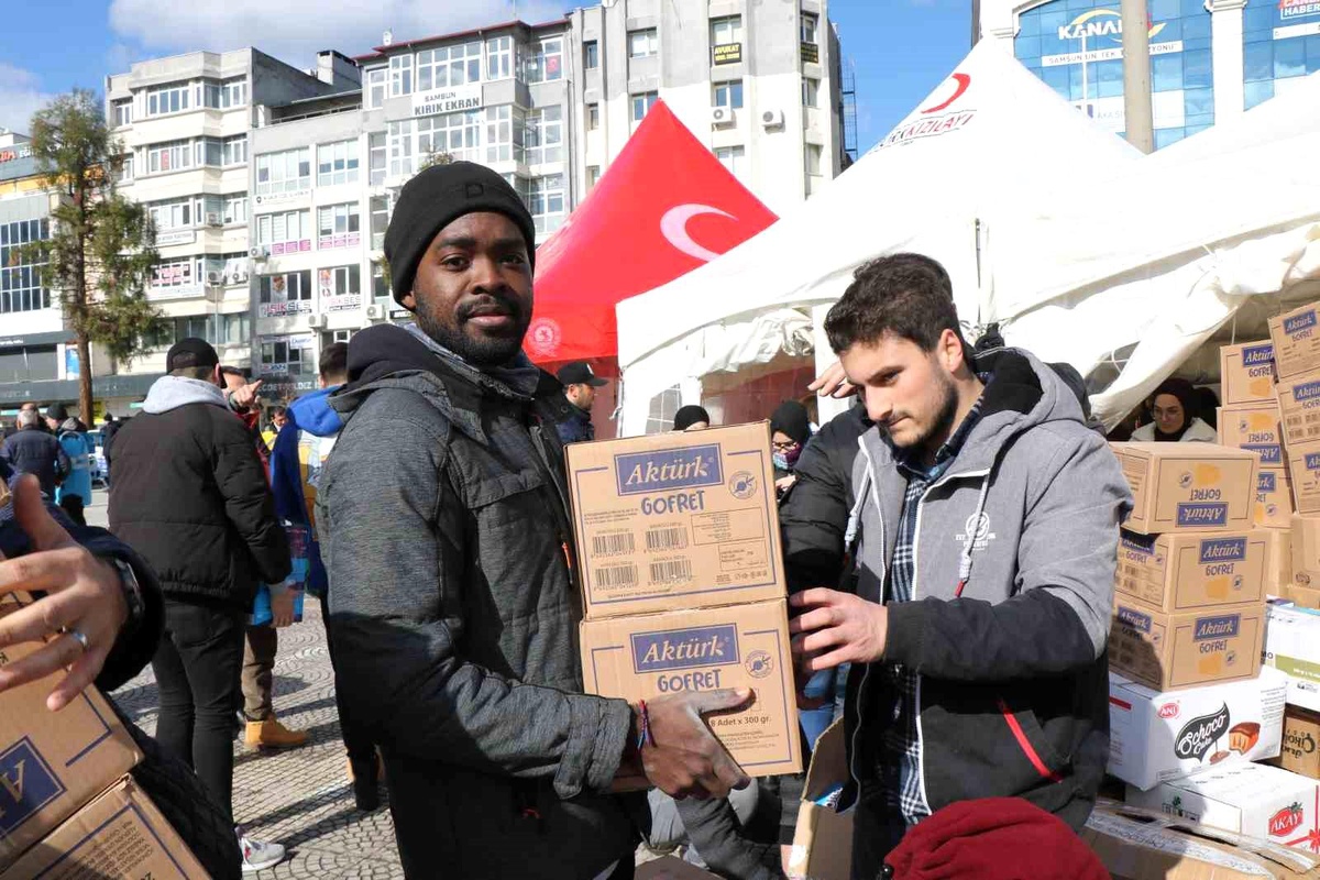 Samsun\'dan deprem bölgesine yardım zinciri: Yabancı öğrenciler de destek verdi
