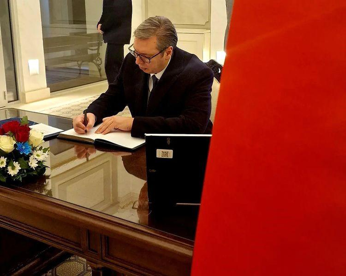 Sırbistan Cumhurbaşkanı Vucic, Türkiye\'deki depremzedeler için taziye defterini imzaladı