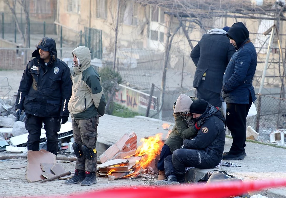 Son Dakika! 10 ili etkileyen depremde hayatını kaybedenlerin sayısı 12 bin 873\'e yükseldi