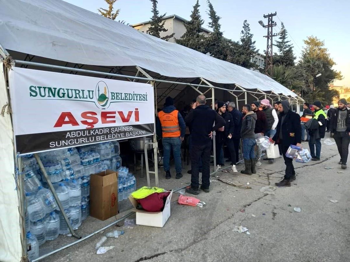 Sungurlu Belediyesi, Hatay\'da 10 bin kişiye sıcak yemek verecek aşevi kurdu