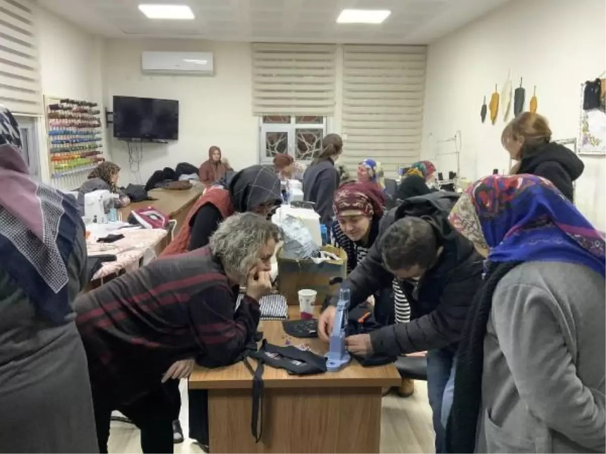 Tekirdağ'da kadınlar depremzedeler için günde 1000 battaniye ve 500 polar dikiyor