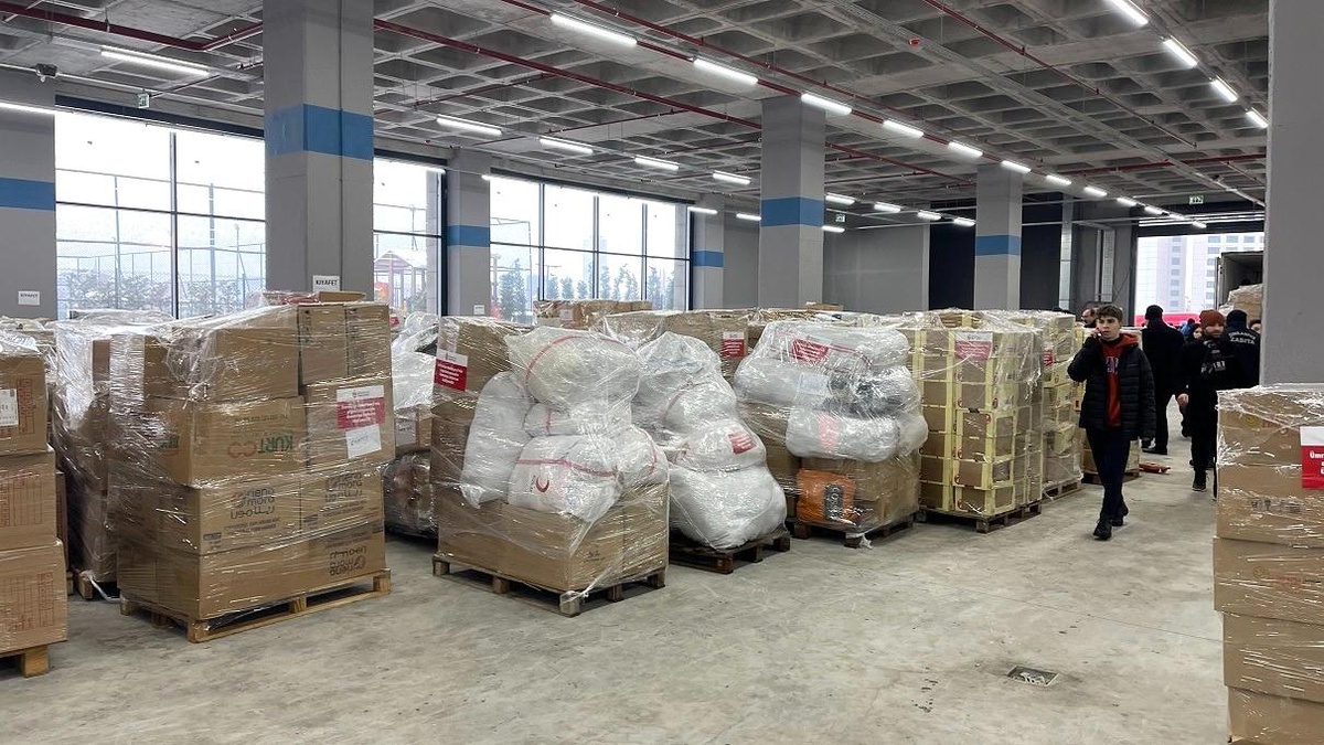 Ümraniye\'den deprem bölgesine 100 tır yardım malzemesi