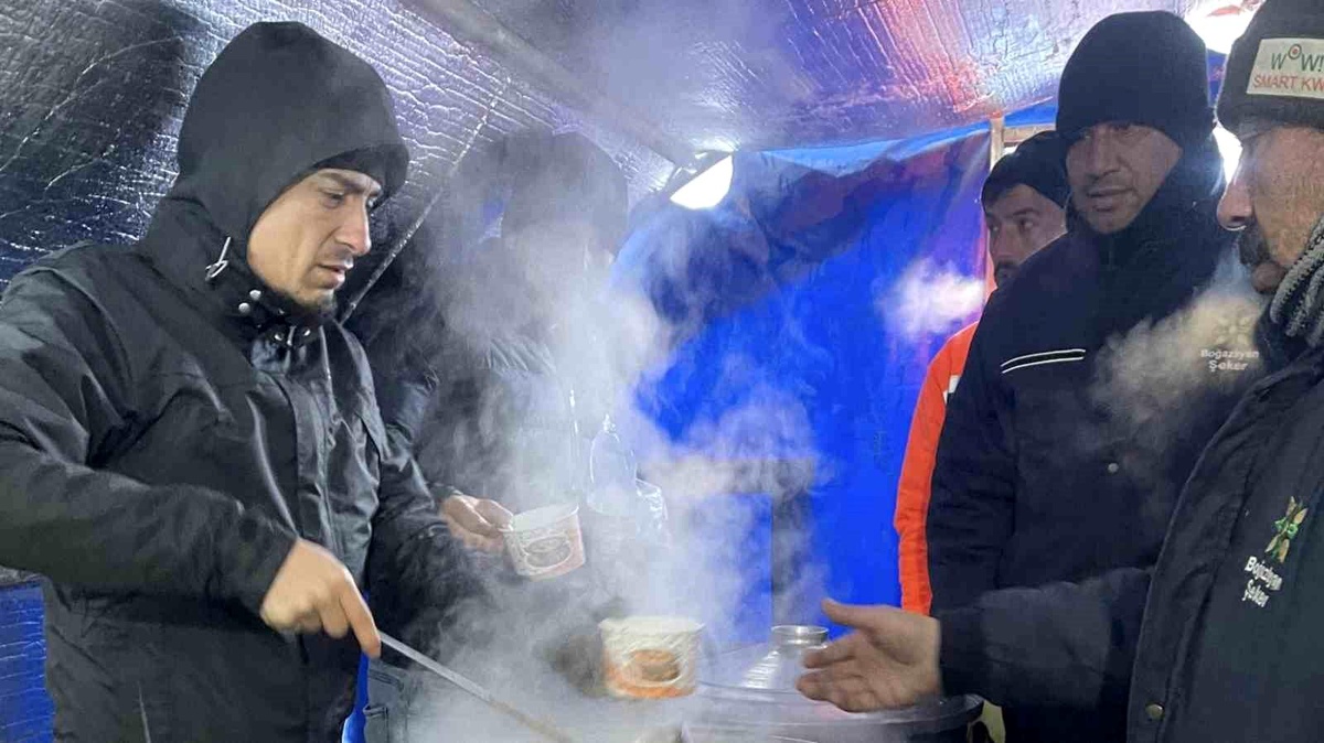 Van depreminde yakınlarını kaybetmişti, depremzedelere yardıma gitti