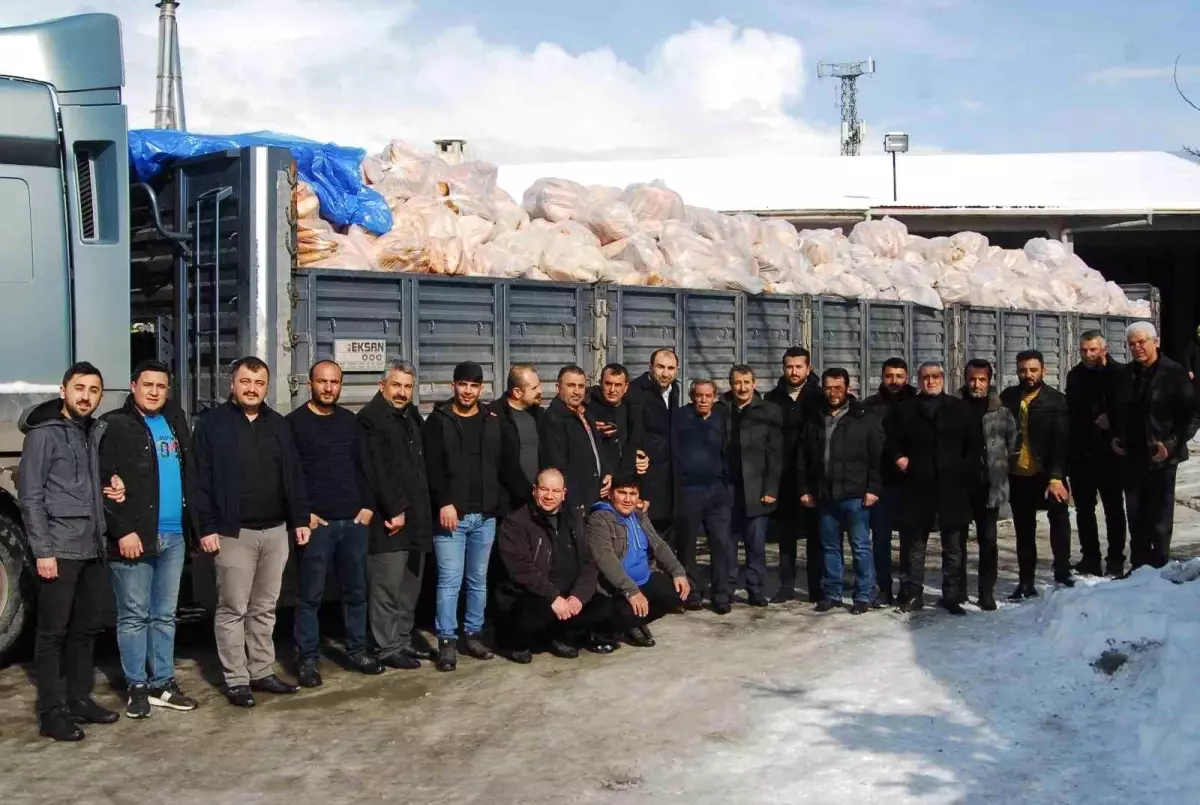 Van\'da kadınlar depremzedeler için tandır ekmeği pişiriyor