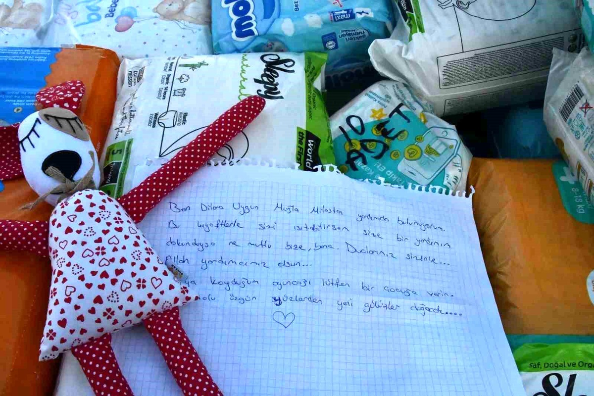 Yardım kolilerinden çıkan notlar duygulandırdı