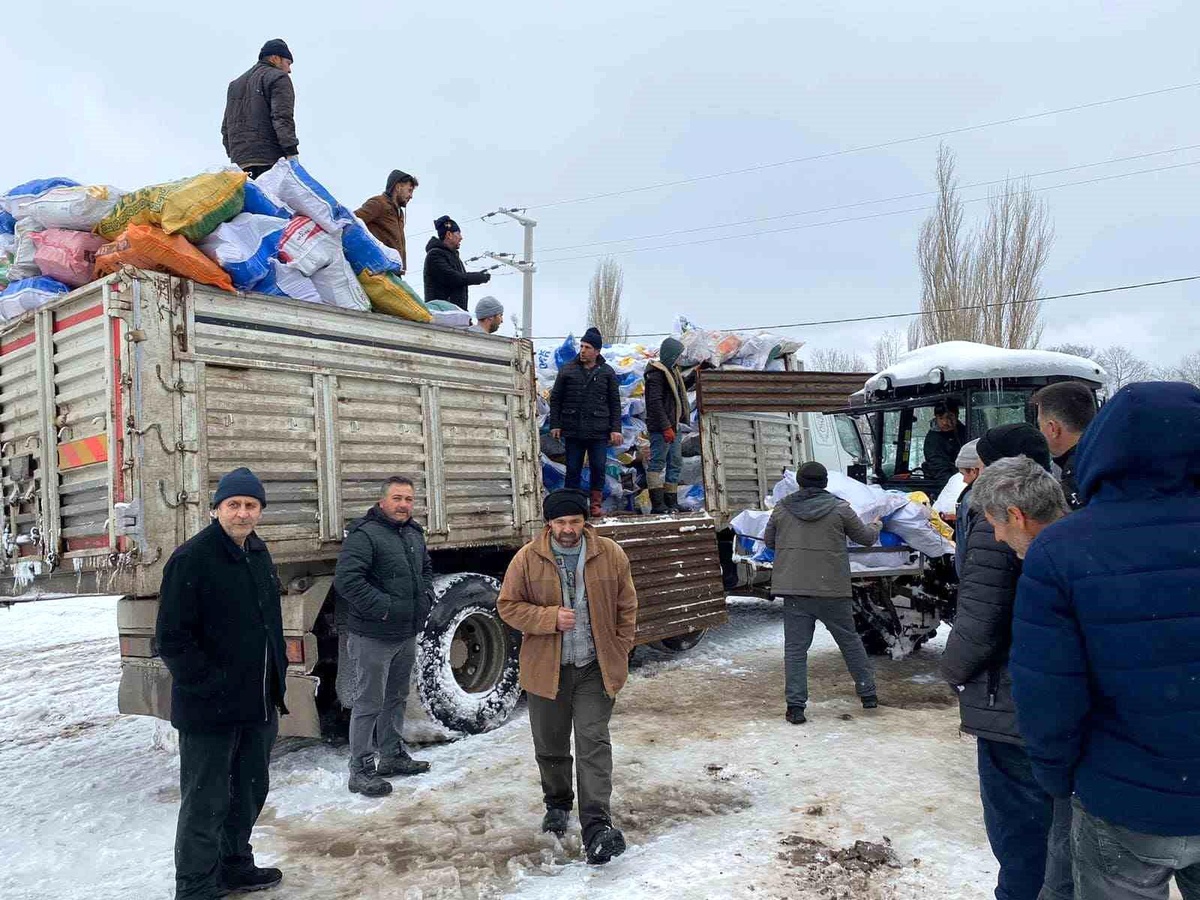 Yenice\'den 3 kamyon odun yardımı deprem bölgesine gönderildi