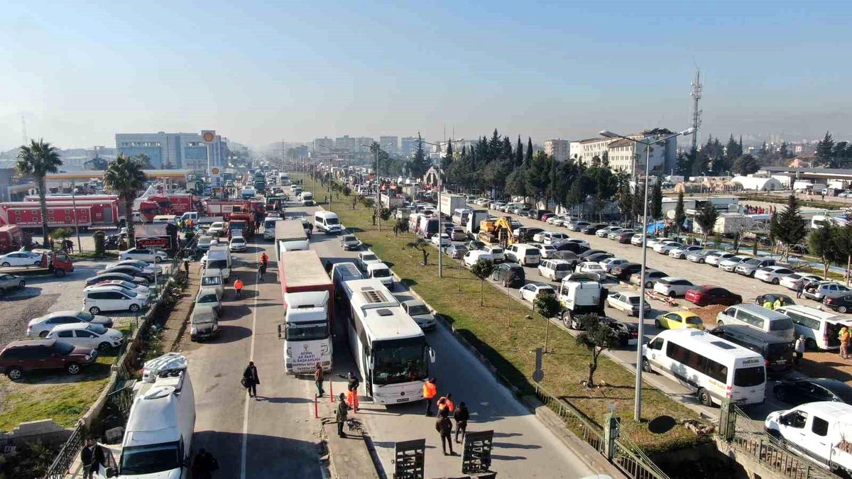 Yerle bir olan Hatay\'a tırlar ile adeta yardım yağıyor