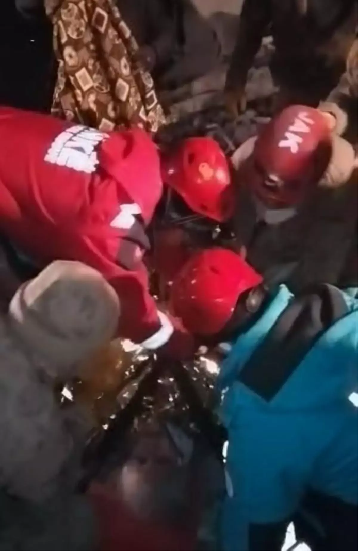 Yoğun bakım hastası kadın yıkılan hastane enkazından 89 saat sonra kurtarıldı