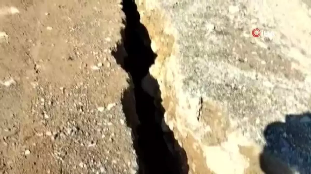 Yol yarıldı, araç içine düştü