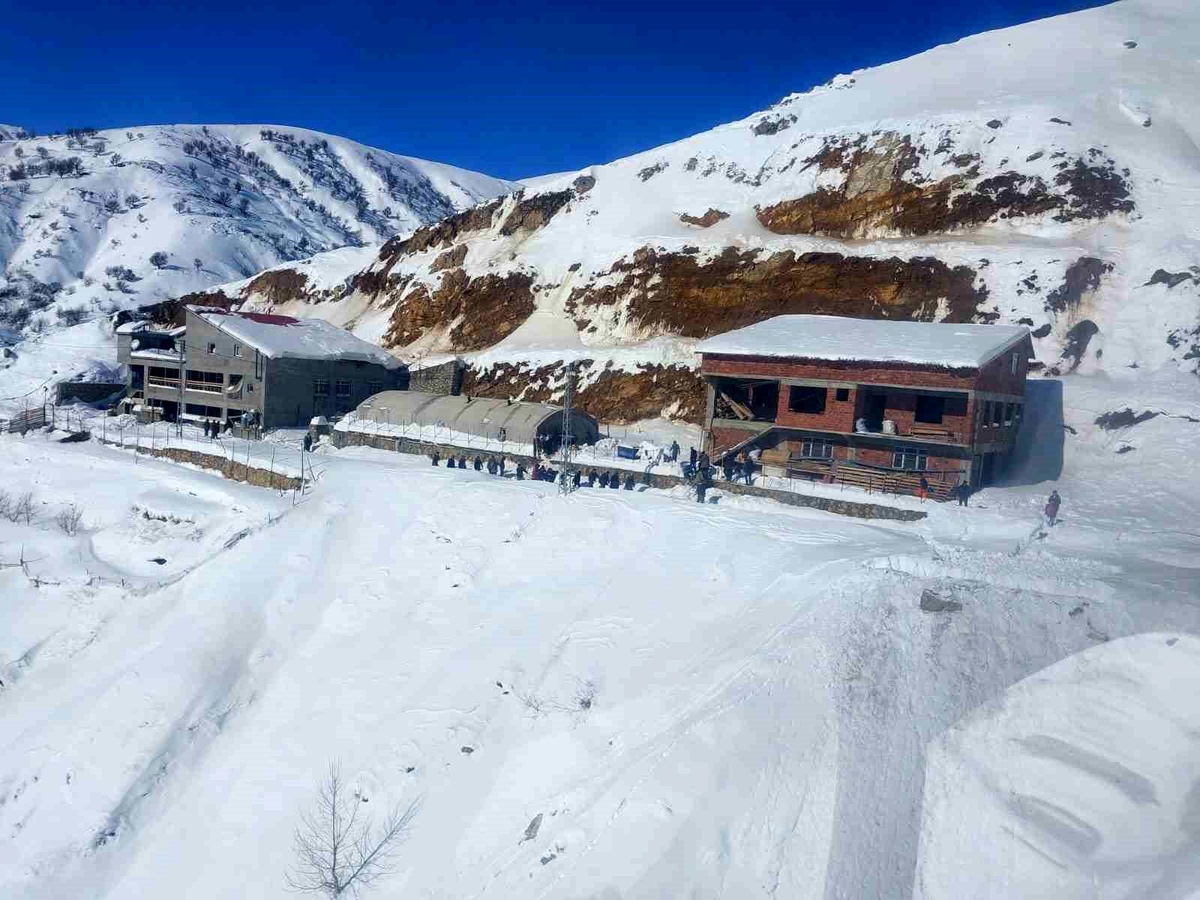 1 metre karda depremzedeleri helikopterle böyle kurtardılar