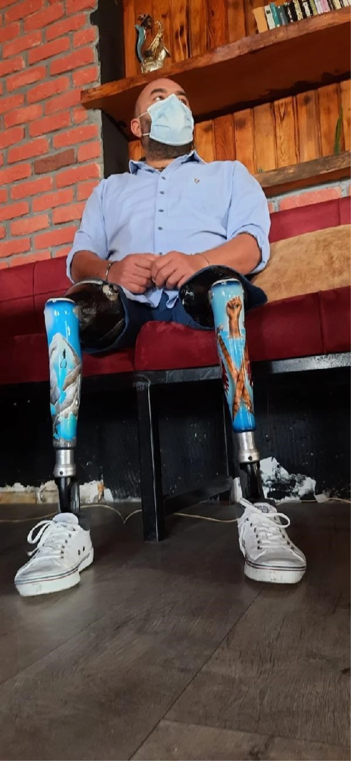 17 Ağustos\'ta iki bacağını kaybetti, depremzedelere destek için bölgeye gitti