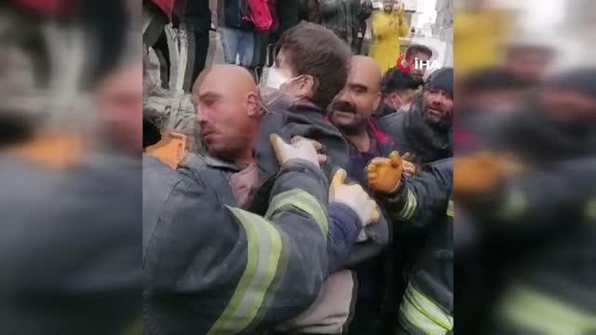 18 kişiye mezar olan Gölgeler apartmanının yıkılma anı kamerada
