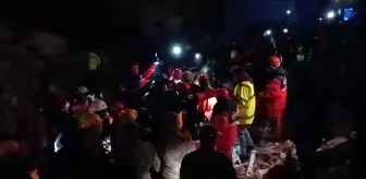 55 yaşındaki kadın enkazdan 90. saatte kurtarıldı