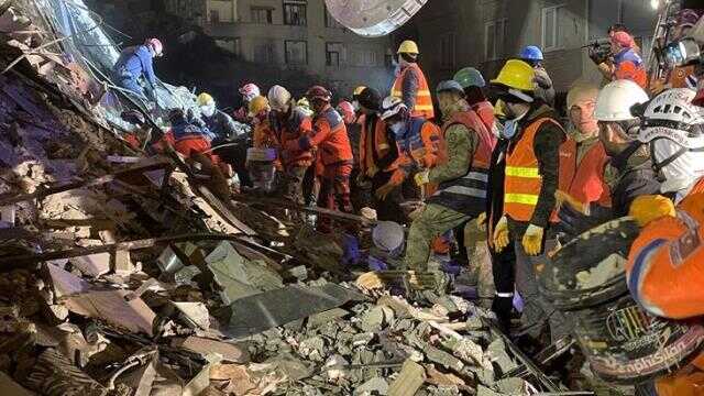 94 saat sonra enkaz altından yürüyerek çıktı, enkaz altında yakınlarını bekleyenlere umut oldu